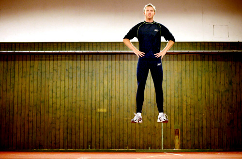 Vertical jump at a training session in Slottsskogshallen, just before Finnkampen 2005. Photo: Niklas Maupoix